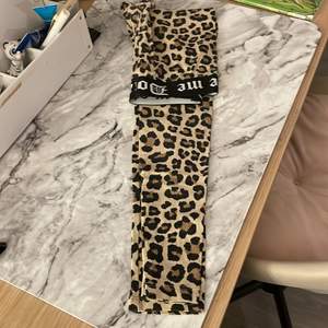 Ett par helt oanvänd leggings i leopard mönster för 30 kr