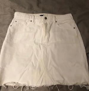 Vit kjol  - En jättefin somrig och festlig vit kjol, som passar med allt. Den sitter fint på och är super skön, säljer den eftersom att den är för stor för mig och därför inte kan använda den längre. 