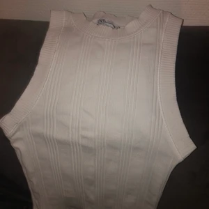 Ett vitt linne  - Ett vitt ribbat linne ifrån zara i str S. Köparen står för frakt 