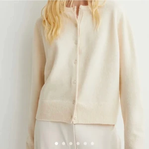 Kofta hm - Super söt kofta från hm! Använd typ 5 ggr. Storlek L men sitter snyggt oversized på mig som är xs/s🤗