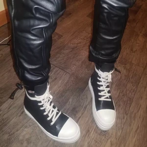 Rick Owens - Säljer mina älskade Rick Owens DRK SHDW Ramones, i storlek 40💗 Köpte dessa för 1 år sedan och är använda 5 gånger och ser helt ut som nya, nyskick! Köpte dessa för 6500 kr och säljer de för halva priset, passar perfekt till en drainer outfit! Jag säljer dessa eftersom de inte är min stil längre, *BILDERNA ÄR LÅNADE*