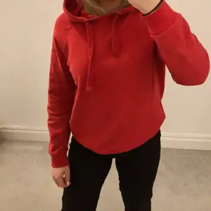 Röd hoodie från Gina Tricot, storlek S. Säljes pga kommer ej till användning 