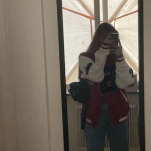 Varsityjacka - Intressekoll på min skitsnygga varsity jacka!! 🌟🌟  Då jag inte är helt säker på om jag ska sälja denna då gör jag en intressekoll. Den är i storlek L och sitter därför lite oversized på mig som är en S i vanliga fall. Använd varsam och sällan så är i nyskick! Köpt för 700! Kontakta dm vid intresse 😁👍