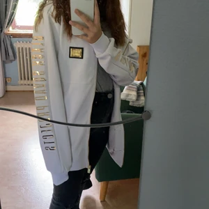 Black Squad kofta  - Storlek: S, Skick är bra, vit kofta med guldig text, inte jätte gammal och nästan oanvänd.