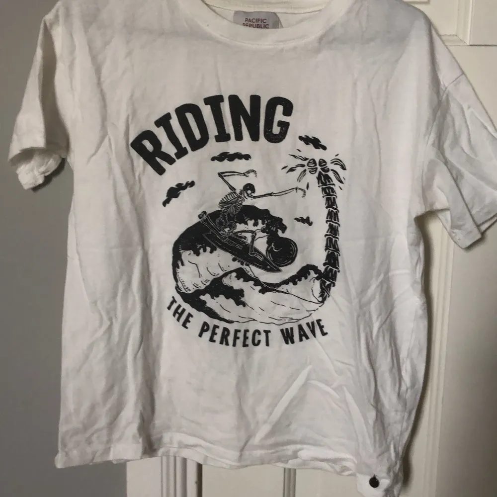 En vit vintage t-shirt från Pull and Bear. Storlek S men skulle snarare säga xs. Säljer eftersom jag inte tycker att den sitter bra på mig. Kostar 45kr+frakt ✨skriv vid intresse✨. T-shirts.