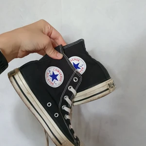 Svarta converse 37,5/38 - Fint skick, och kommer att rengöras bättre innan försäljning. Passar mig med strl 38.
