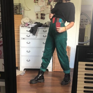 Gröna Manchester byxor i storlek S - Dessa byxor köptes på en marknad så jag vet faktiskt inte hur gamla de är eller om de använts tidigare - har inte använt dem själv mer än en dag då de var lite för små för mig när jag väl provat dem. Jag är storlek medium och de funkar o ha på sig (det är jag på passformsbilden) men e helt enkelt lite på gränsen till för små. Därför skulle jag rekommendera dem för någon med storlek s/xs. Annars e dessa väldigt sköna att ha på sig:) har fickor fram och bak och e allmänt coola:))