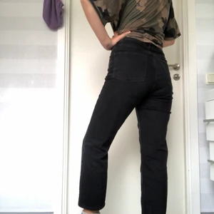 Mom jeans  - Mörkgrå mom-jeans från BikBok strl 30. High waist, perfekt fit😍