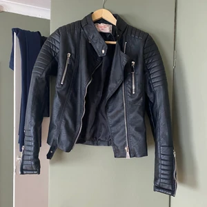 Skinnjacka från NA-KD - Jacka i ”skinn” från NA-KD i storlek 38, passar även mig som har 36 i vanliga fall. Använd 1 gång så i absolut nyskick. Super snygg på men används aldrig här hemma tyvärr! 