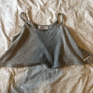 Dans Topp Grå - Dans topp i grå, väldigt stor och fladdrig då man ska ha en sporttopp under. Bra skick knappt använd.