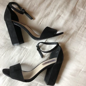 Svarta klackar från Nelly - Dessa svarta block-klackarna ifrån Nelly.com har tyvärr inte kommit till användning! De är i storlek 38 och klackhöjden är 10 cm! De är lätta att gå i, sköna och stilrena som passar till ALLT! Knappt använda så de är i superbra skick☺️ Orginalpris 299kr