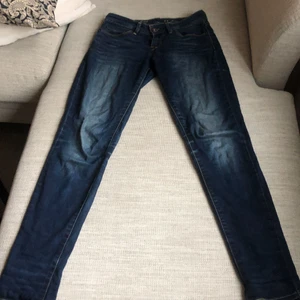 Levis - Lågmidjade jeans från Levis, skinnyjeans storlek 24. Mörk blåa, sitter jätte fint på och är super sköna! Användt 2-4 gånger!❤️