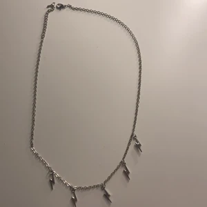 SHEIN  - Ett coolt halsband från SHEIN, aldrig användt och det är lite längre. Halsbandet kan man bara ha på en vis längd❤️