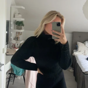 Svart stickad tröja - Jättefin stickad tröja från Gina tricot! Fint skick💋 
