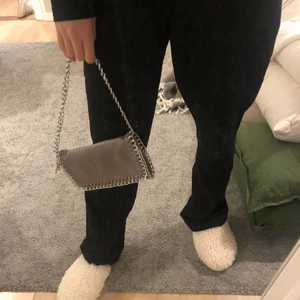Väska - Så snygg och hur snyggt till en fest! Wow🤩🤩 den kostar 70kr+ frakt💞💞🥳 (det var många som var intresserade så budet ligger på 190kr!!) den är i fint skick och en super fin grå färg🕺🏾💞