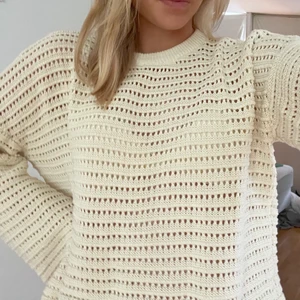 Höst tröja - Jättefin vit tröja, sälj då den inte kommit till användning🤍 Är i storlek M men skulle säga att den också passa S. Helt slut i lager och kommer inte in igen. Kom privat för flera bilder samt priset kan ibland diskuteras.😁