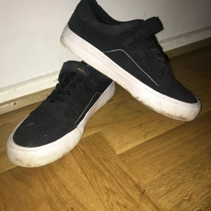 Ett par skor  - Ett par skor som är i ny skick och dom har används några gånger.