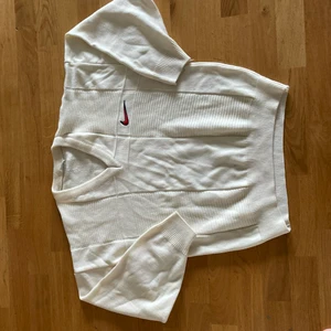 Skitsnygg Vintage Nike Sweater - Jättefin och vintage Nike tröja!                                                   Stl. S                                                                                            Är mysig och passar perfekt till vintern!                                Passar som på bilden på mig som är 173cm.