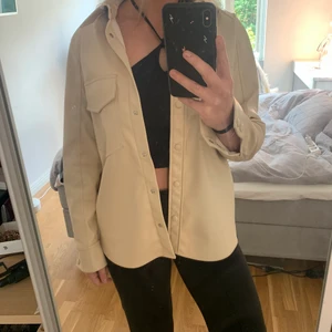 Beige skinn skjorta  - Skinn skjorta från Carin Wester. Använd ett fåtal gånger 💕