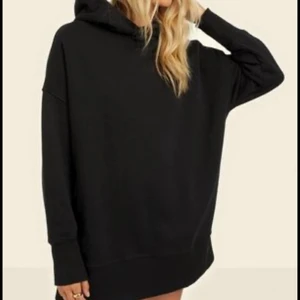 Bianca hoodie Nelly  - Använd 1 gång, storlek small men väldigt oversize 