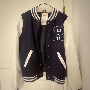 Baseballjacka - Baseballjacka från okänt märke. Storlek L men liten i storlek. Mörkblå med vita detaljer 