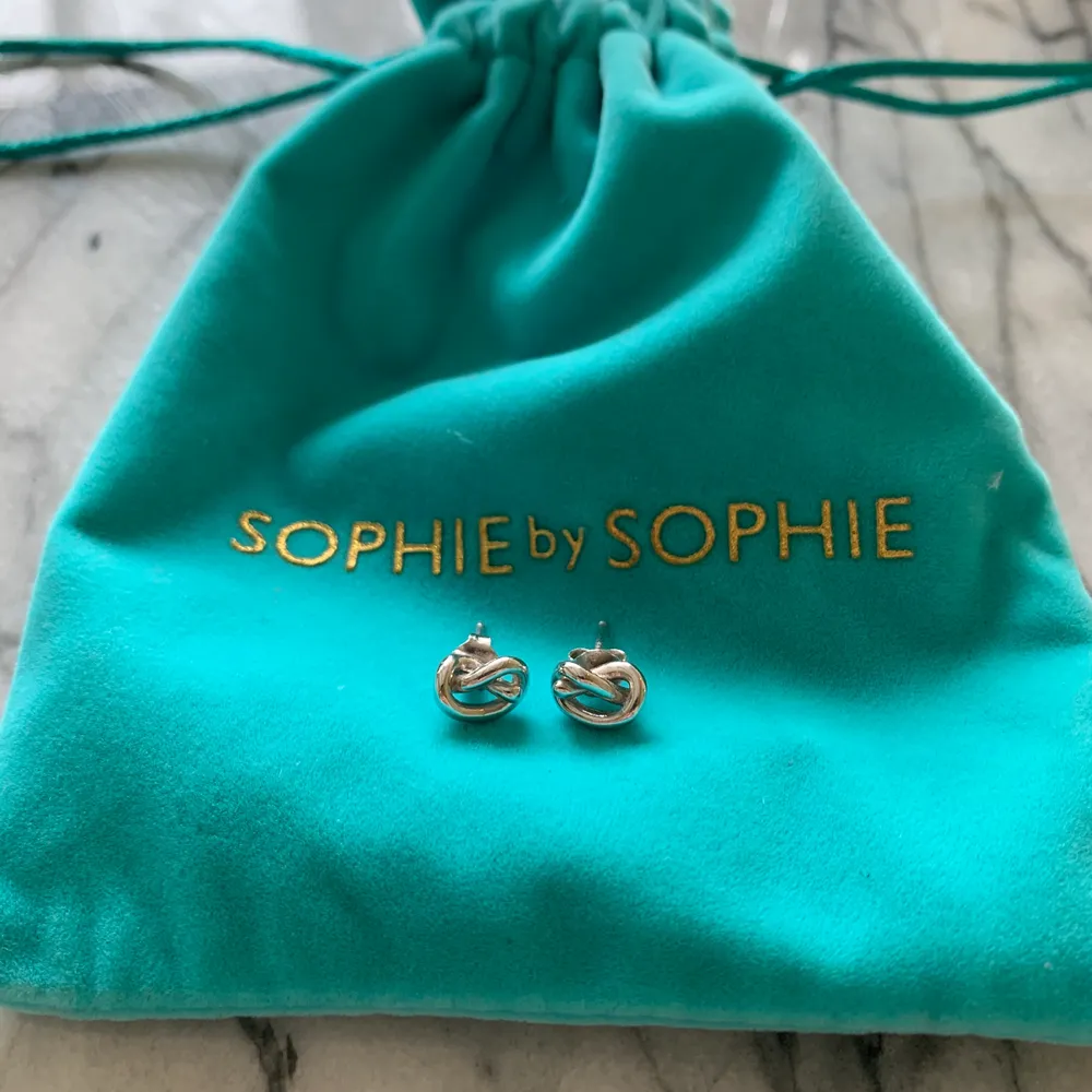 Sophie by Sophie knot örhängen i nyskick. Nypris 690kr.. Accessoarer.