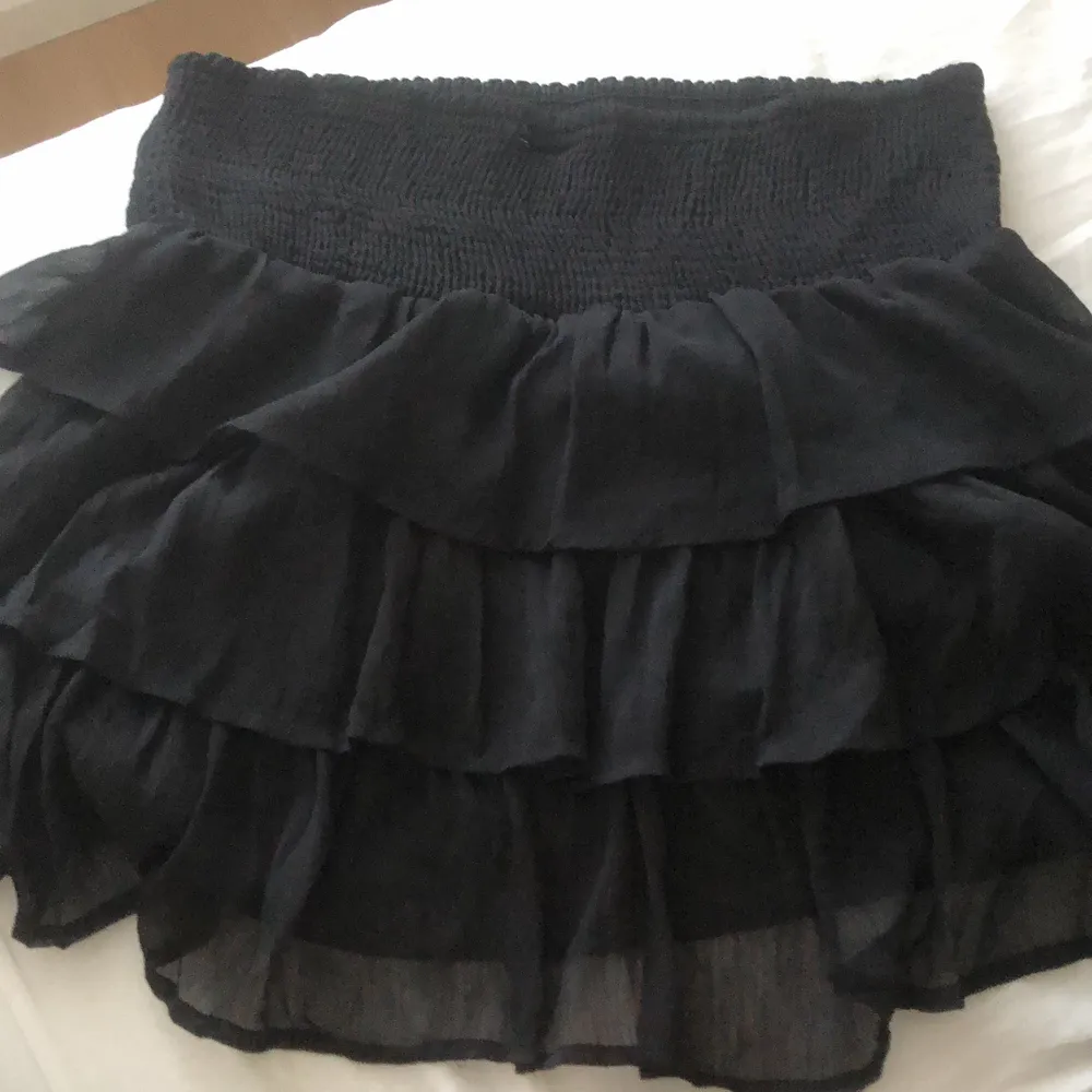 Super trendig kjol från Vero Moda🖤 Den är i jätte bra skick, säljer då jag har en annan❤️. Kjolar.