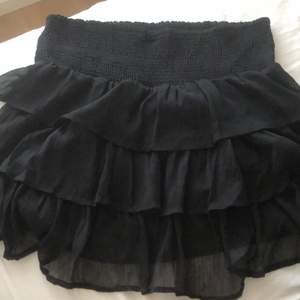 Super trendig kjol från Vero Moda🖤 Den är i jätte bra skick, säljer då jag har en annan❤️