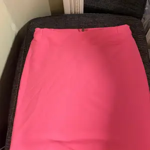 Rosa kjol från Cubus i storlek S. Använd 2 gånger