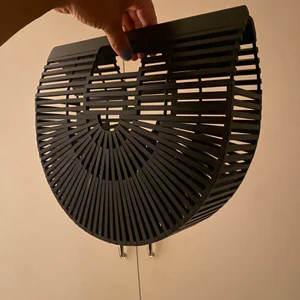 Väska från Zara! - Säljer denna fina väska från zara, inköpt för 349kr på zara för ett år den. Säljer för 100