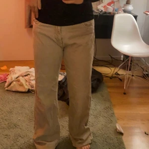 beige lågmidiade manchester byxor - jätte sköna manchester jeans , nyskick.