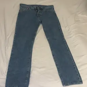 Blåa Levis jeans i sorlek 29 i Waist och 32 i Length. Inte jätte stora i passform. Dom är midwaist 
