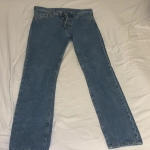 Levis blue pants, W29 L32 - Blåa Levis jeans i sorlek 29 i Waist och 32 i Length. Inte jätte stora i passform. Dom är midwaist 