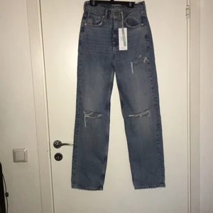 Jeans  - Ett par jeans jag köpte på Gina tricot på en tillfällig affär är i stolek 36 för små för mig. Inom Sverige 🇸🇪 