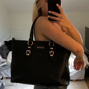 Väska - Guess väska, i fint skick förutom några repor. Nypris runt 1500