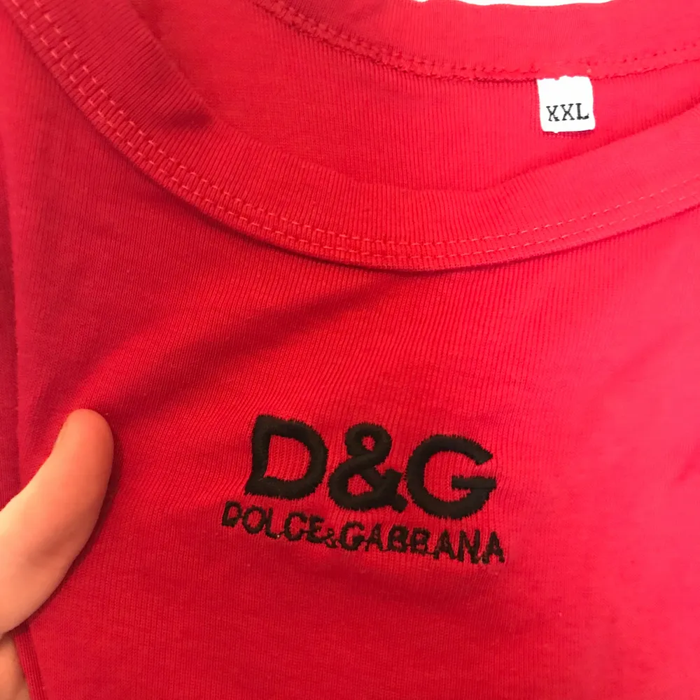 Fake linne från Dolce & Gabbana, storlek XXL, men jag som brukar ha s har använt det. . Toppar.