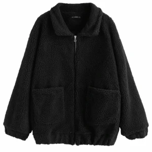 Svart Teddyjacka/Pliéjacka - Jättemysig teddyjacka! Säljer då jag har liknande så denna kommer inte till användning✨ 200kr inklusive frakt!☺️