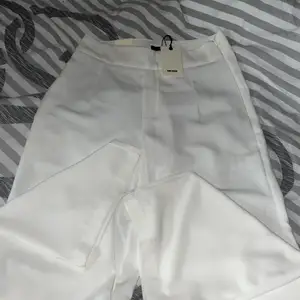 Ett par vita kostymbyxor från bik bok. Köpte nyss men var för små. Storlek 38 med prislappen på fortfarande.