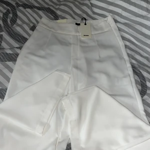 Kostymbyxorn från bik bok - Ett par vita kostymbyxor från bik bok. Köpte nyss men var för små. Storlek 38 med prislappen på fortfarande.