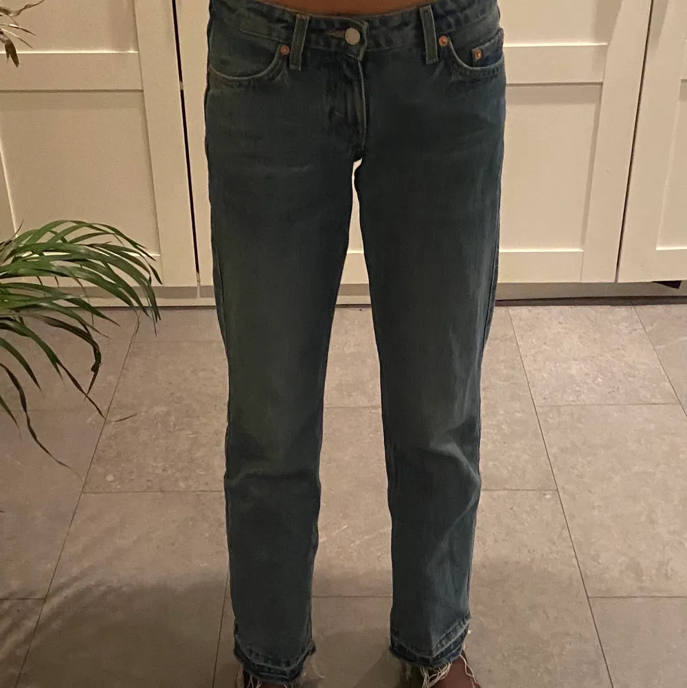 säljer mina weekday arrow jeans för att de tyvärr är för korta, jag sprättade upp jeansen och de är i storlek 24/30 plus typ 2-3 cm längre 💞köparen står för frakten💞. Jeans & Byxor.