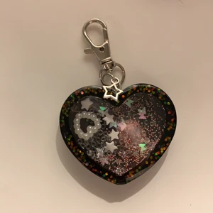 black keychain - svart nyckelring med rörande pärlor i!! 