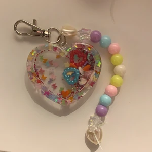 färgglad nyckelring  - färgglad nyckelring som nästan påminner om confetti! pärlorna inuti rör sig när man skakar den !!