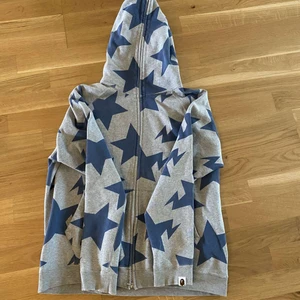 Bape hoodie - Tvärfet full zipup bape hoodie. Toppskick då den är sparsamt använd! 