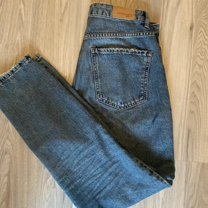 Mom jeans  - Mom jeans från Gina tricot använd knappt 5 gng i mycket bra skick. Ordinarie pris 499kr men säljer för 100kr. Köparen står för frakten