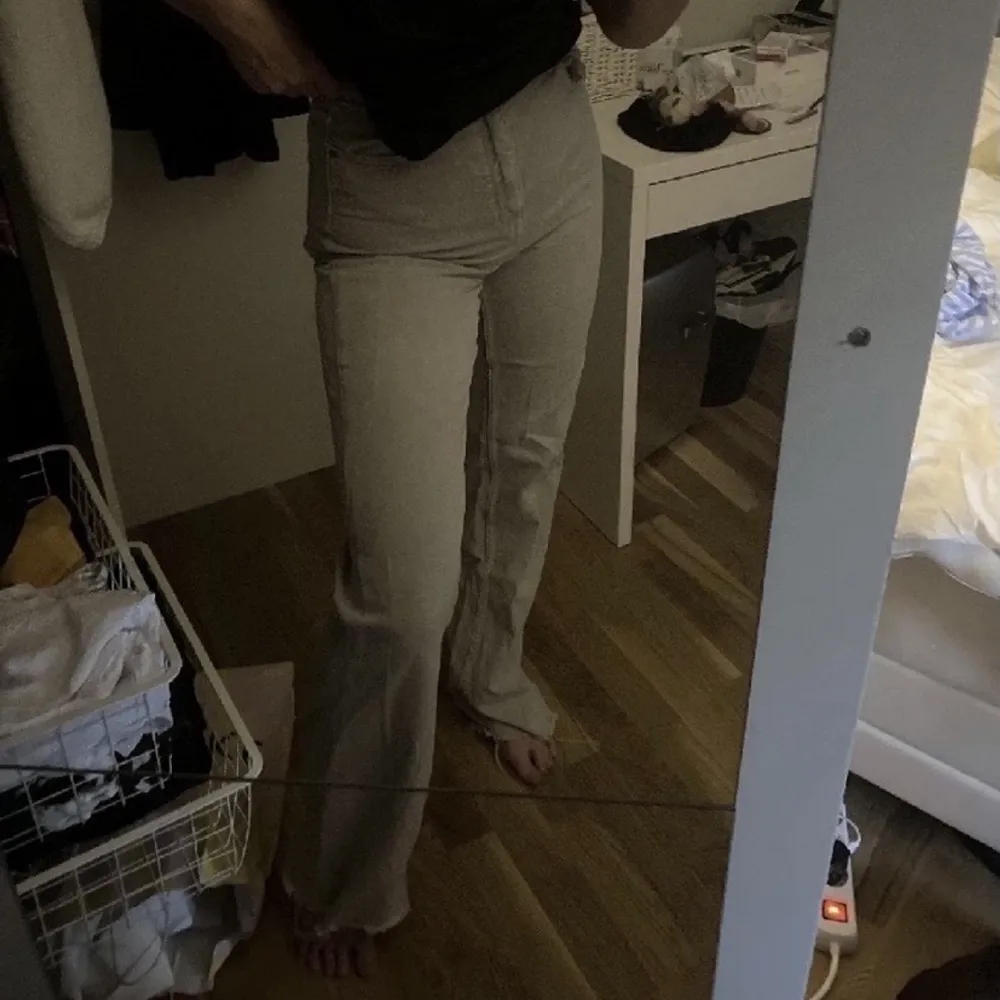 Säljer dessa svin snygga gråa zara jeans. Super sköna och snygga. Stretchigt men ändå äkta jeansmaterial. Töjbara. Säljer för 159 + frakt! Långa och gör över skorna på mig som är 171! 2 första bilderna är lånade, sista är min. Jeans & Byxor.