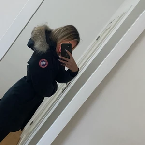 canada goose - jag säljer min äkta canada goose jacka i modellen Victoria parka storlek XXS. jackan är i bra skick dvs inga öppna sömmar, hål, dålig färg osv… pälsen är super fin fluffig och äkta såklart. pris går att diskutera.