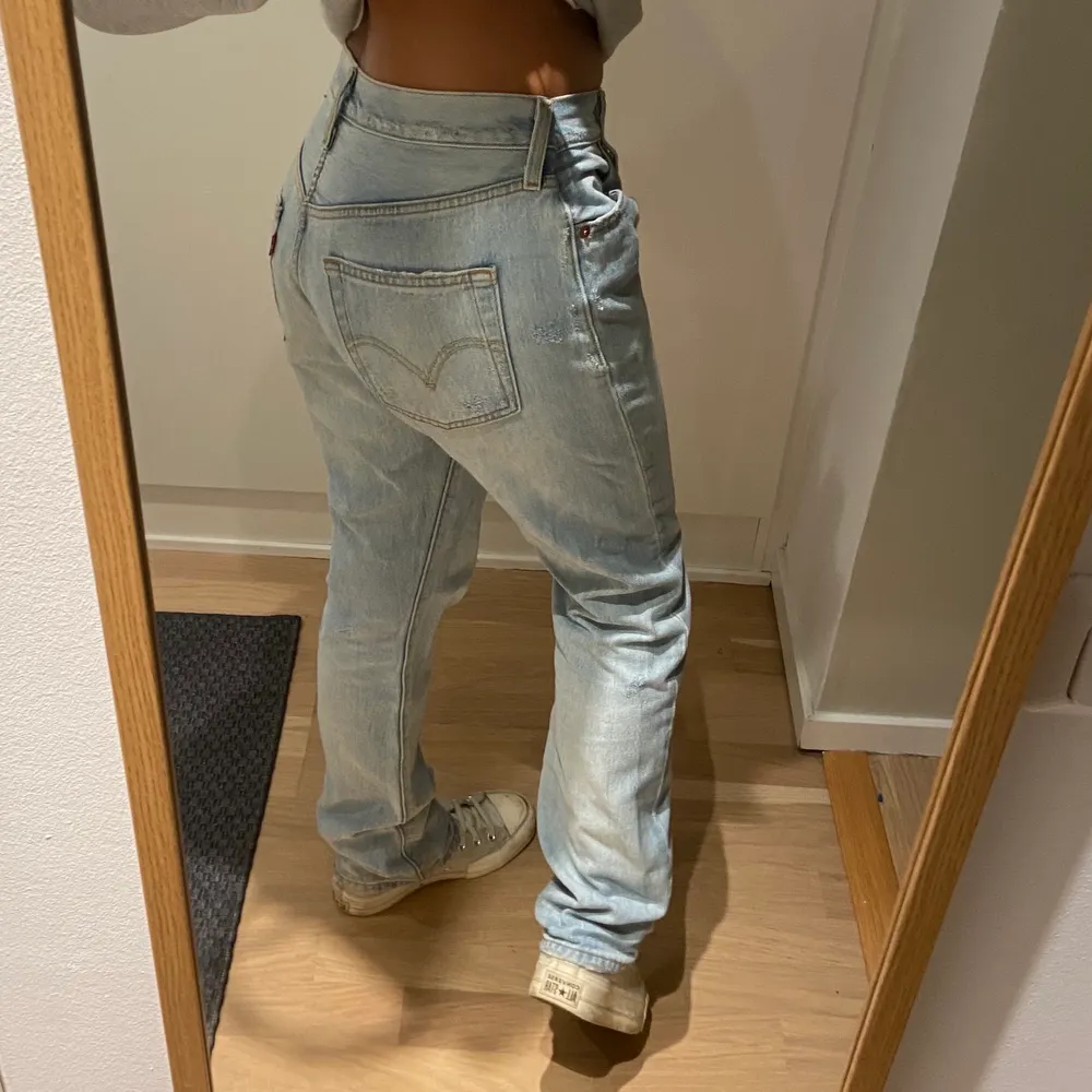 Blå levis jeans i bra skick! Modellen är herr 501. har sytt in dom i midjan men det går att sprätta upp om man skulle vilja det 💖. Jeans & Byxor.