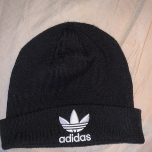 MÖSSA ADIDAS - Supermjuk och varm mössa från Adidas. Aldrig använd då jag har många andra så i perfekt skick! Ribbat material som är väldigt stretchigt så passar de flesta. Eventuell frakt betalas av köparen! (24kr brev eller 66kr spårbart) 