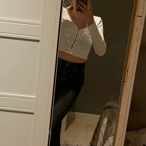 Tröja från H&M stl S  - Säljer denna fina toppen från H&M då den inte kommer till användning. Den är i storlek S och är ganska croppad.         Köpare står för frakt💞💞
