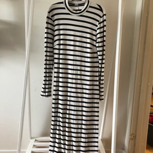 Lång klänning från stylein stl M - Bra skick, använd ett fåtal gånger. Tight klänning från stylein 299kr